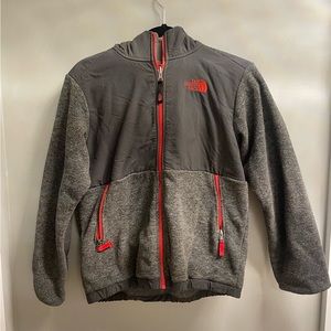 The north face, boys, large jacket, fleece, gray with red/orange